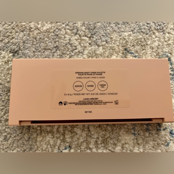 New and unused Laura Mercier Opening Night 3-Shade Cheek Palette. - Picture 3 of 4